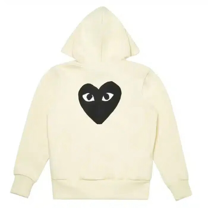 felpa con cappuccio color crema con zip cdg e cuore nero