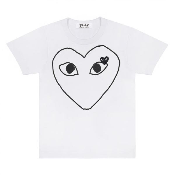 t-shirt bianca con cuore nero e emblema