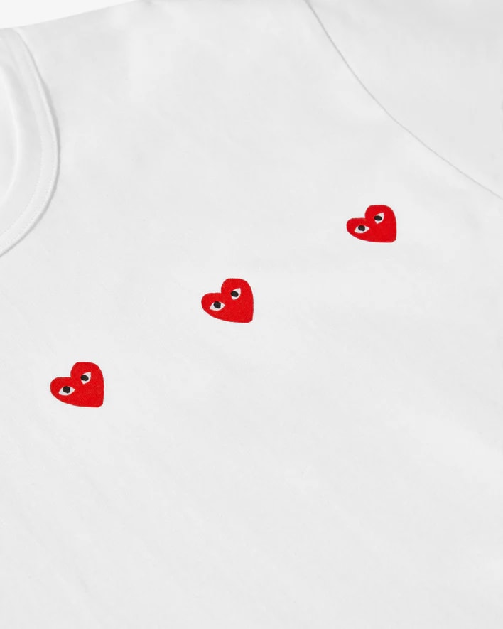 maglietta bianca con cuore rosso multiplo