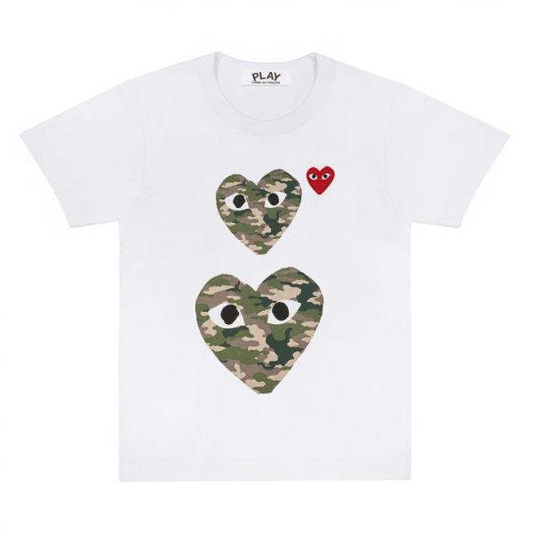 t-shirt bianca con cuori piccoli e grandi stampati in motivo mimetico