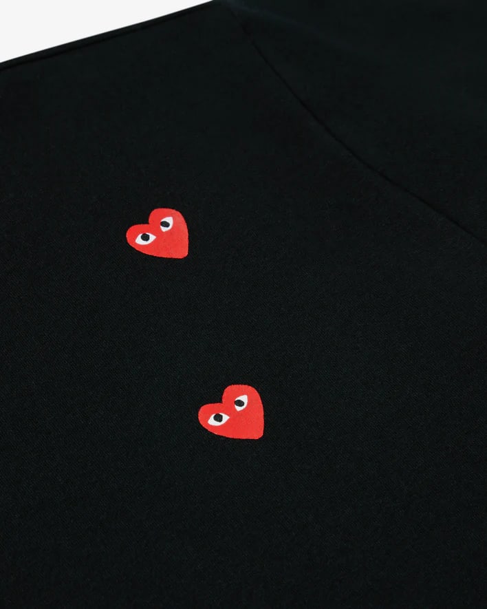 maglietta nera con logo multi-cuore rosso