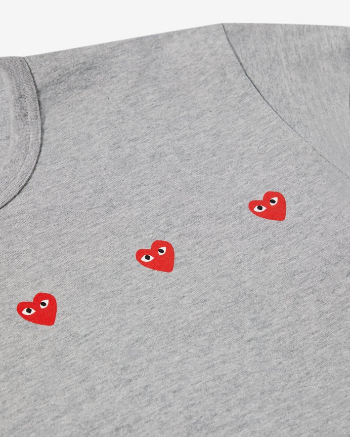 maglietta grigia con cuore rosso multiplo